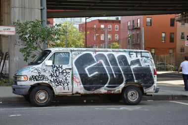 Graffiti Bombing in New York - Photo by Wolfneck - bombing, throwie, throw