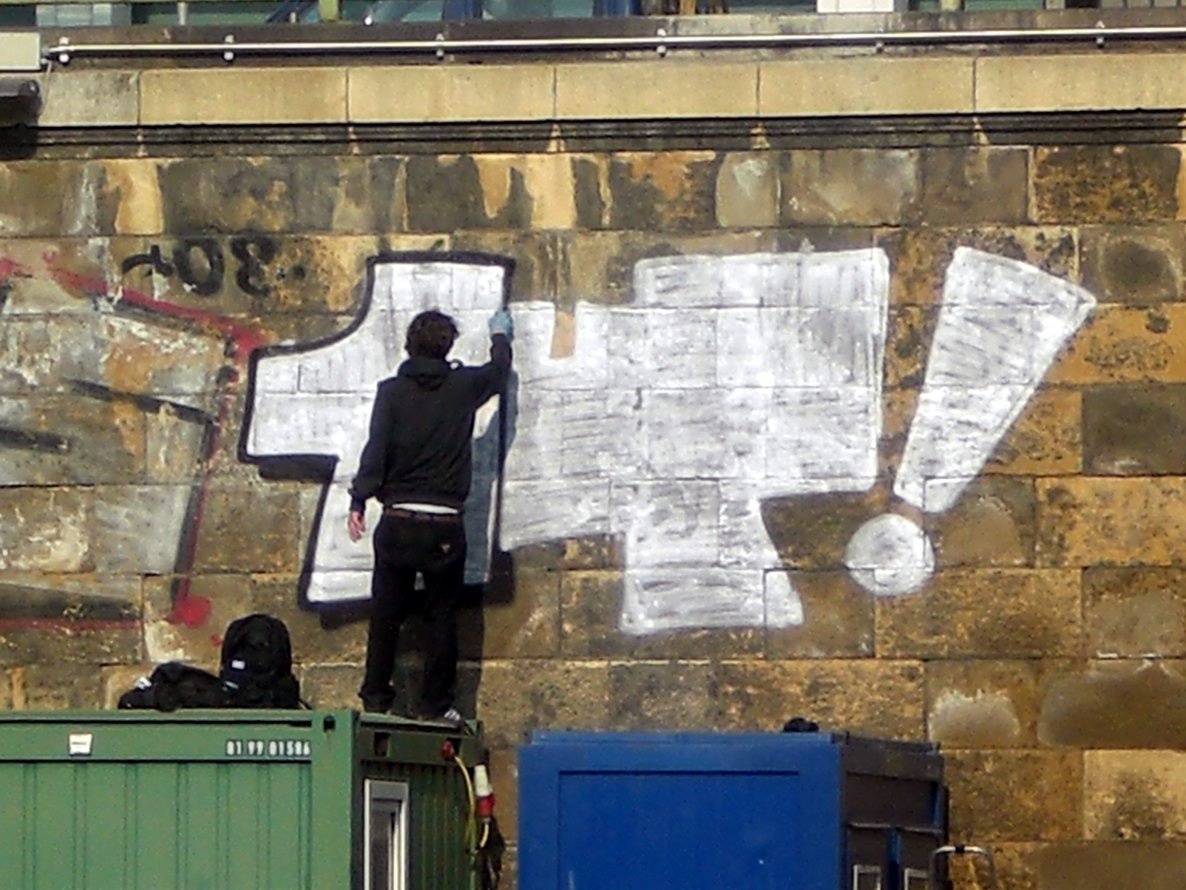 Graffiti Bombing in Vienna - Photo by Wolfneck - 1up, 1up, gang