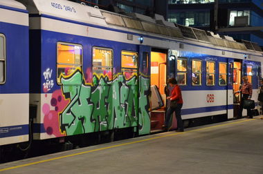 Graffiti Train in Vienna - Photo by Wolfneck - händy, graffiti, wien