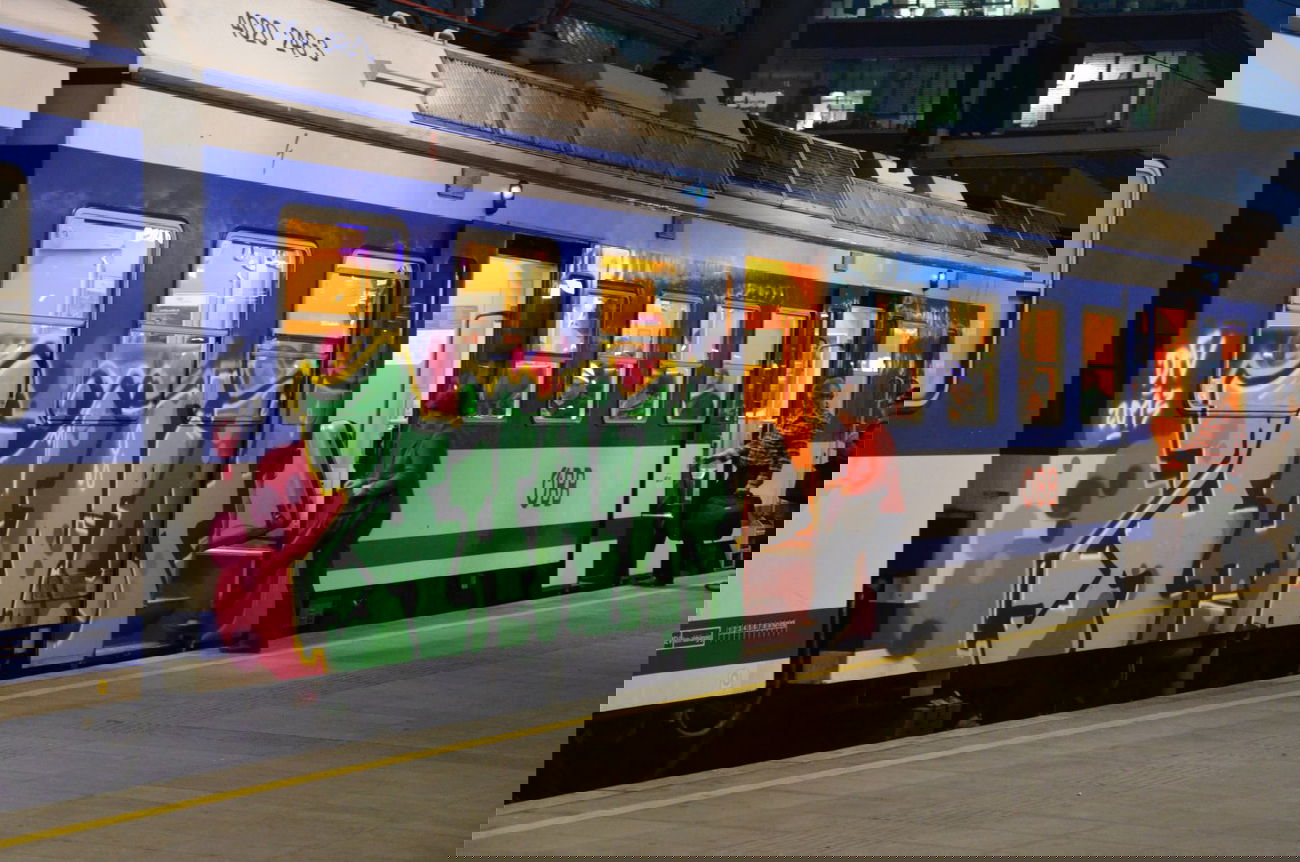 Graffiti Train in Vienna - Photo by Wolfneck - händy, graffiti, wien