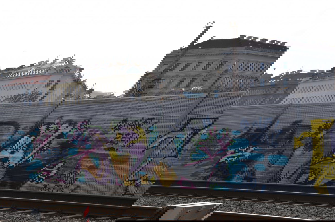 Graffiti Bombing in Vienna - Photo by Wolfneck - earl, graffiti, line