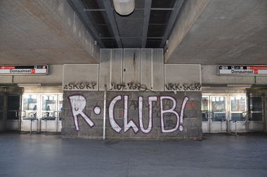 Graffiti Bombing in Vienna - Photo by Wolfneck - vienna, wien, rclub