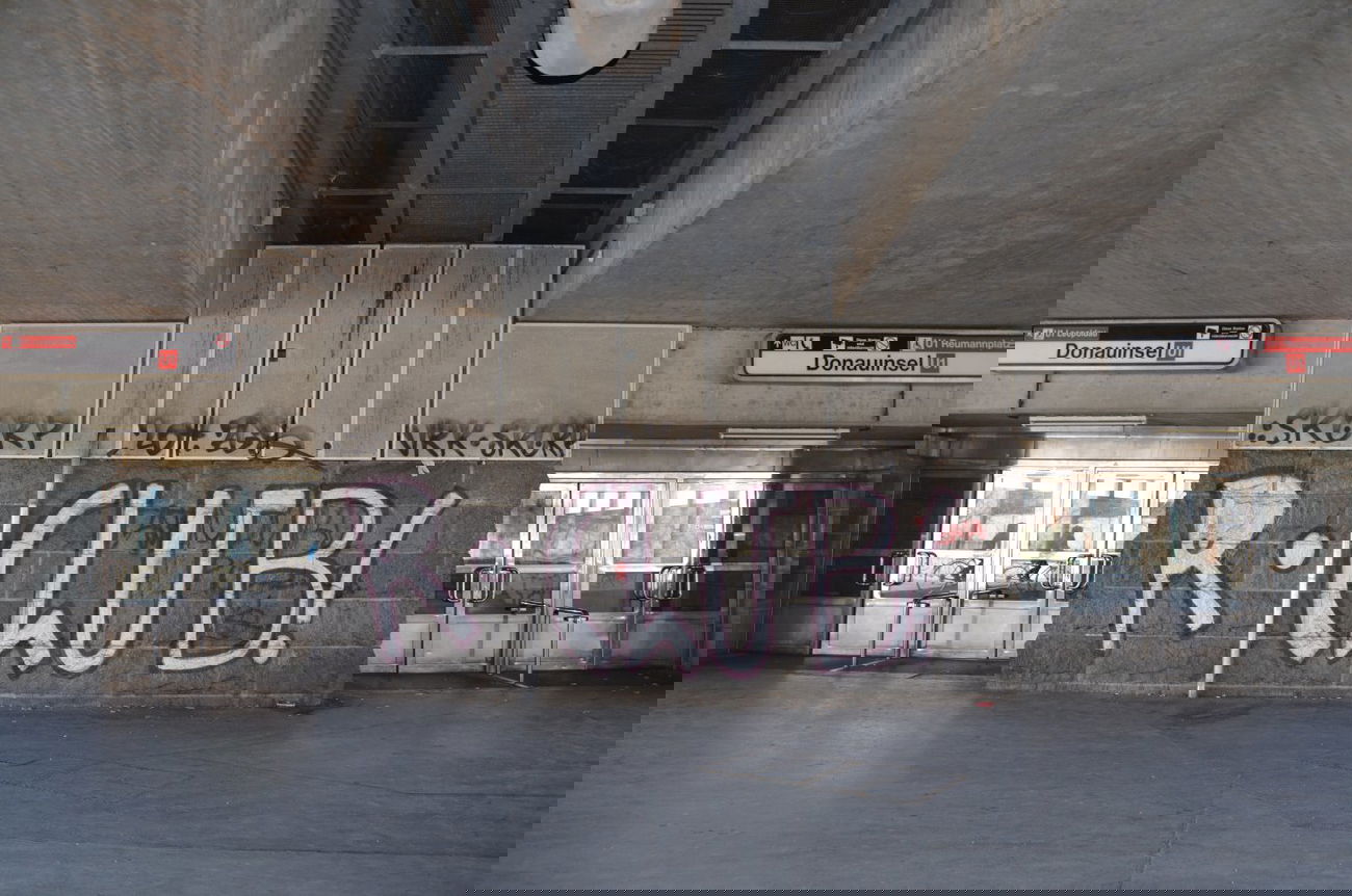 Graffiti Bombing in Vienna - Photo by Wolfneck - vienna, wien, rclub