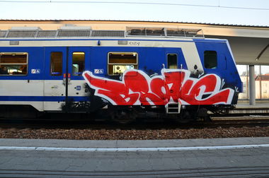 Graffiti Train in Vienna - Photo by Wolfneck - train, sbahn, broke