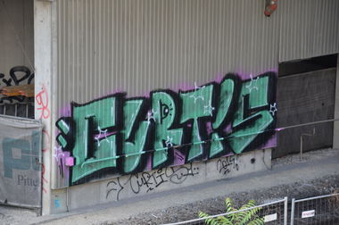 Graffiti Bombing in Vienna - Photo by Wolfneck - curtis, graffiti, wien