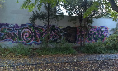Graffiti Wall - Photo by Worm - TLB, OFF