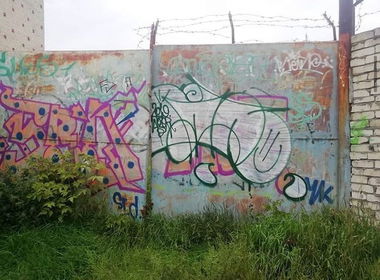 Graffiti Wall - Photo by Wozer - throwup, throwie