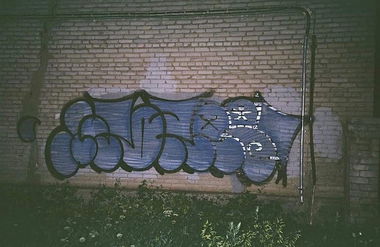 Graffiti Wall - Photo by Wozer - throwup, throwie