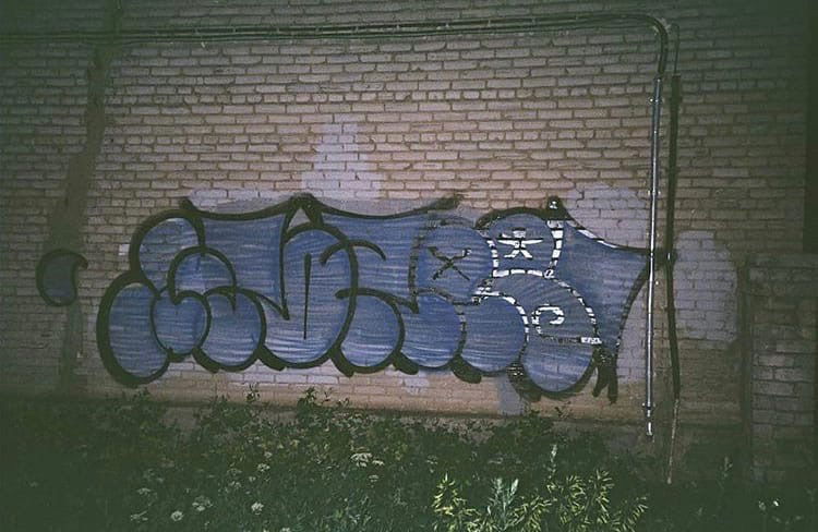 Graffiti Wall - Photo by Wozer - throwup, throwie