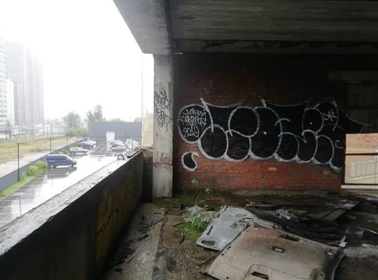 Graffiti Wall - Photo by Wozer - throwup, throwie