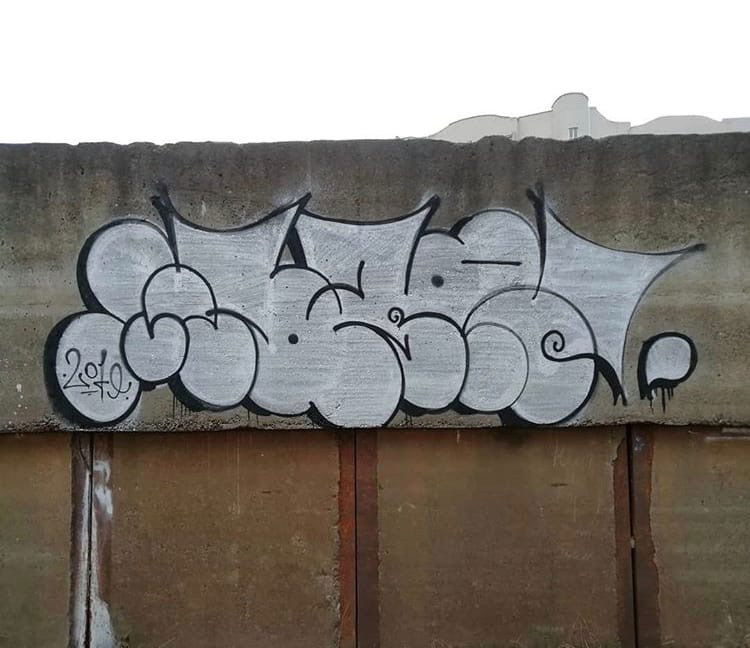 Graffiti Wall - Photo by Wozer - throwup, throwie (2019)