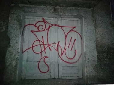 Graffiti Wall - Photo by Wozer - throwup, throwie (2019)