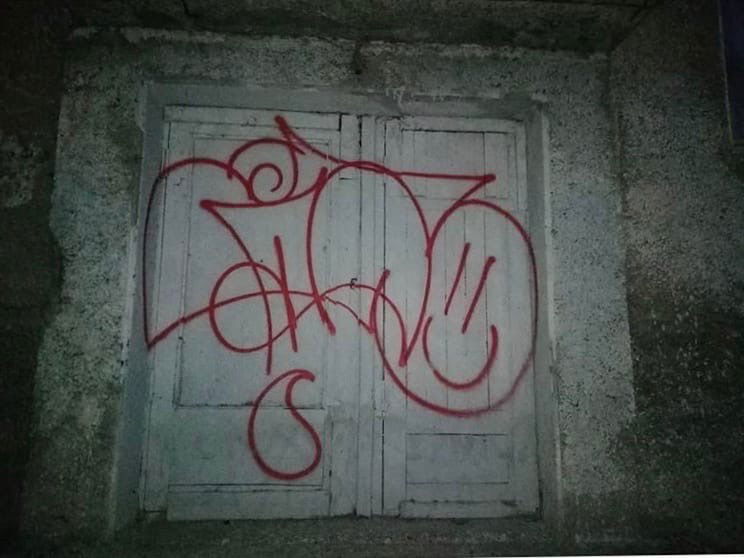 Graffiti Wall - Photo by Wozer - throwup, throwie (2019)