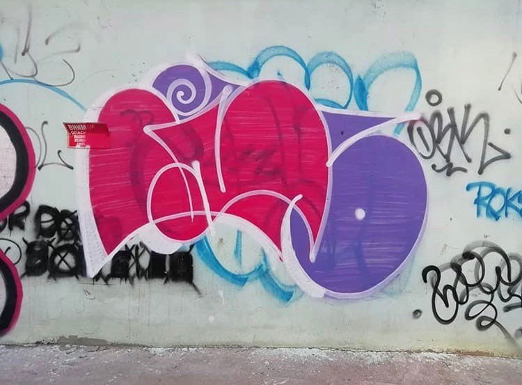 Graffiti Wall - Photo by Wozer - throwup, throwie (2019)