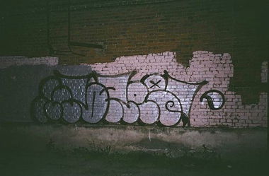 Graffiti Wall - Photo by Wozer - throwup, throwie