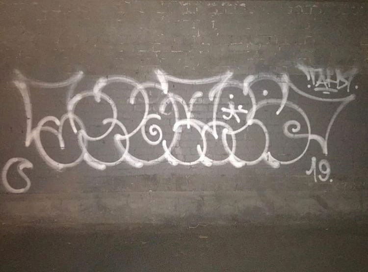 Graffiti Wall - Photo by Wozer - throwup, throwie