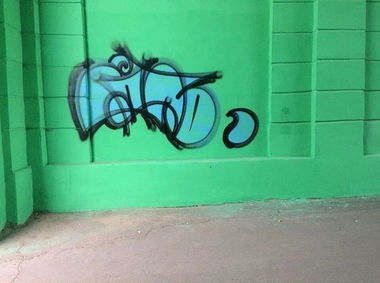 Graffiti Wall - Photo by Wozer - throwup, throwie (2019)