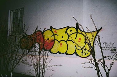 Graffiti Wall - Photo by Wozer - throwup, throwie
