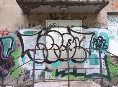 Graffiti Wall - Photo by Wozer - throwup, throwie