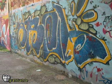 Graffiti Wall - Photo by WurstUndKaese - Arok, Ak, Rabe (2001)