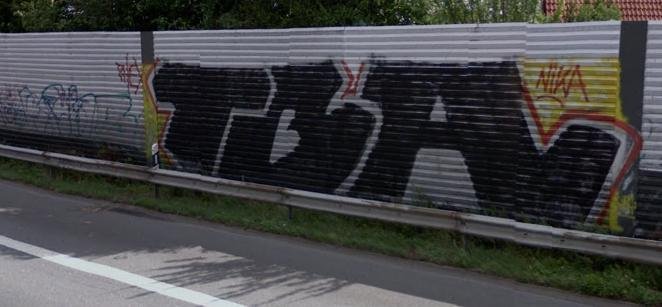 Graffiti Bombing - Photo by WurstUndKaese - autobahn, a2, bielefeld (2004)
