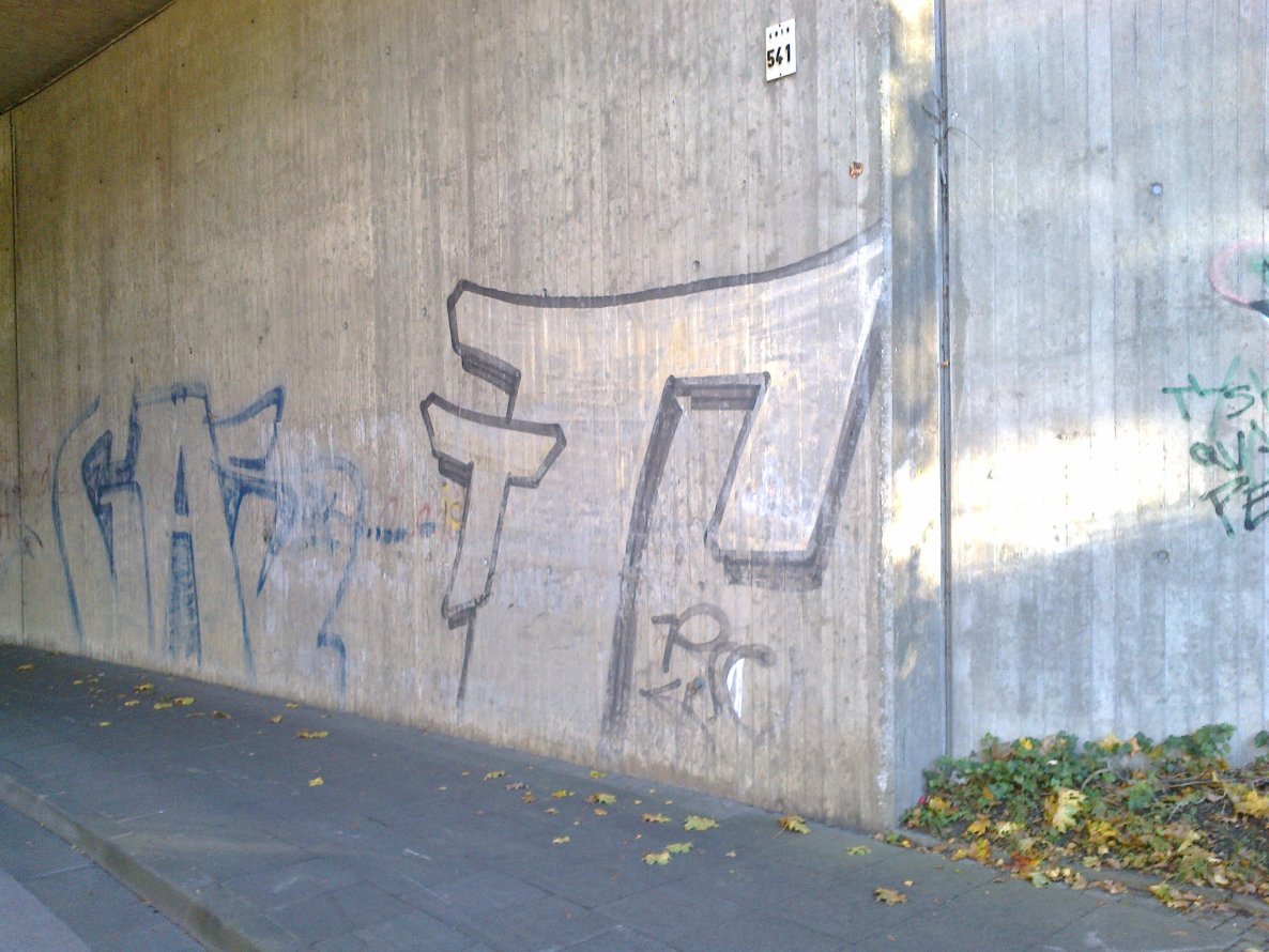 Graffiti Bombing - Photo by WurstUndKaese - tt, tagteam, bielefeld (2002)
