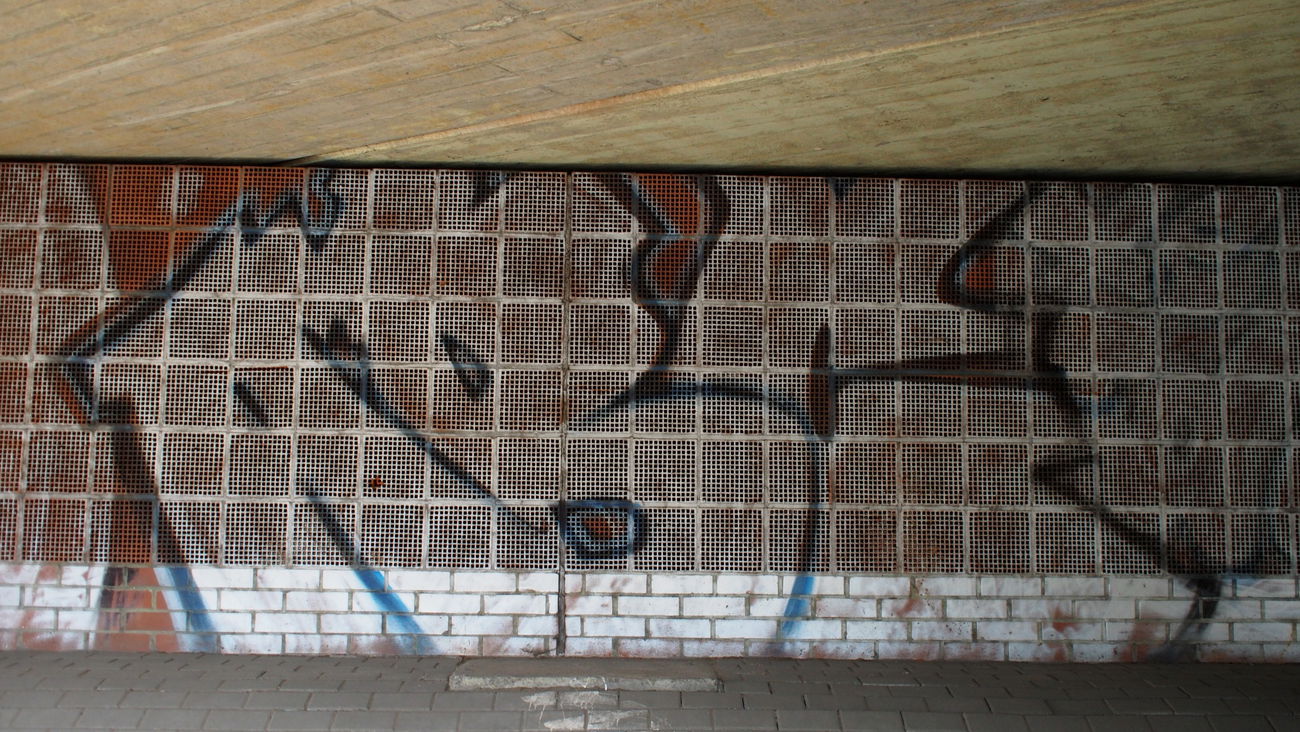 Graffiti Bombing - Photo by WurstUndKaese - ABC, crew