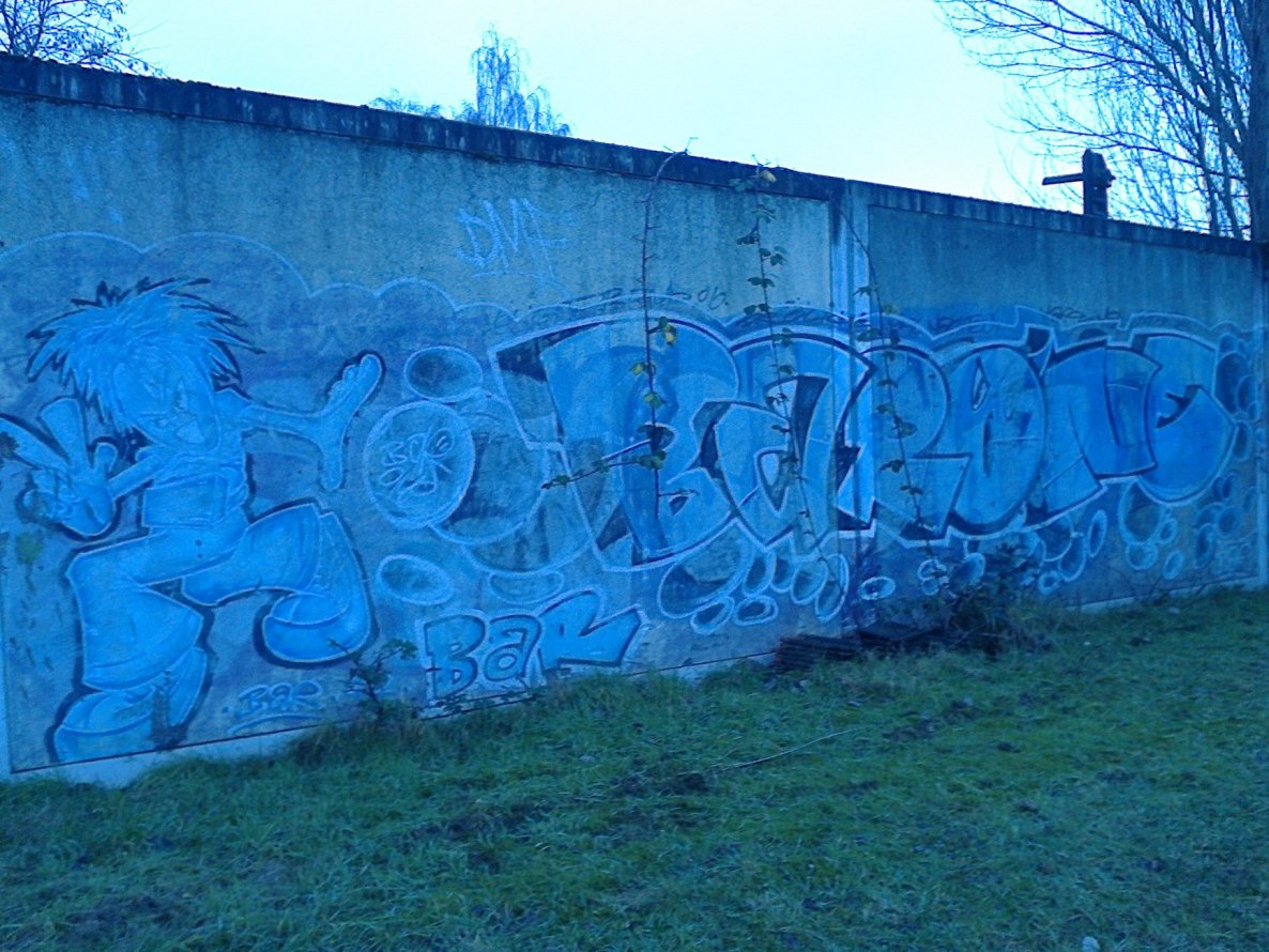 Graffiti Bombing - Photo by WurstUndKaese - barone, Bar (1995)