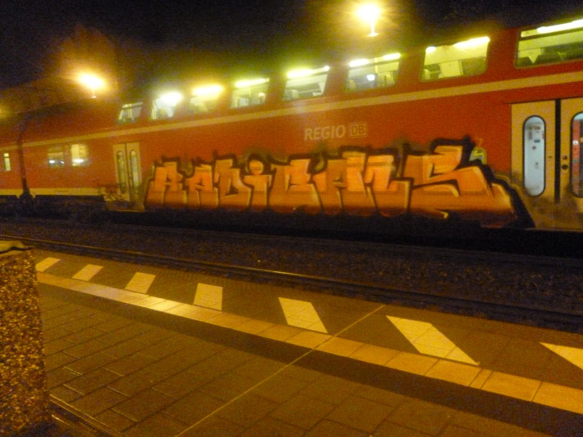 Graffiti Train - Photo by XYZ - RADICALS (2013)