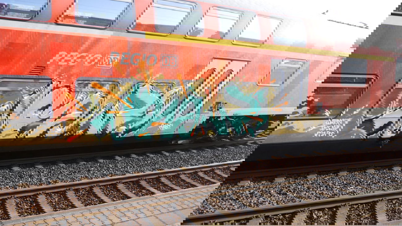 Graffiti Train - Photo by XYZ - ROWEO, ROW, MTL (2015)
