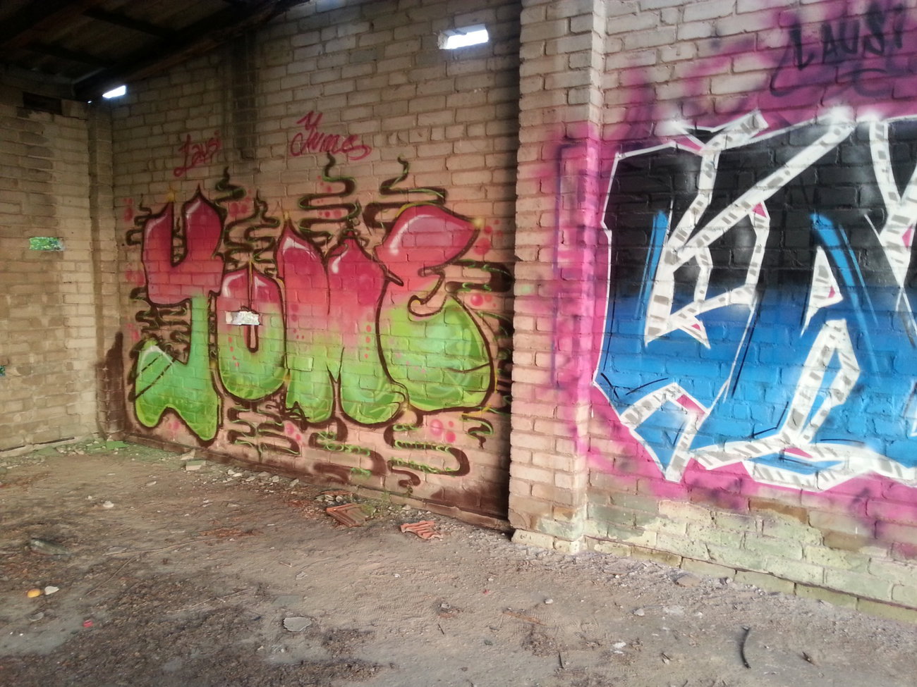 Graffiti Wall - Photo by YumeS - Yume