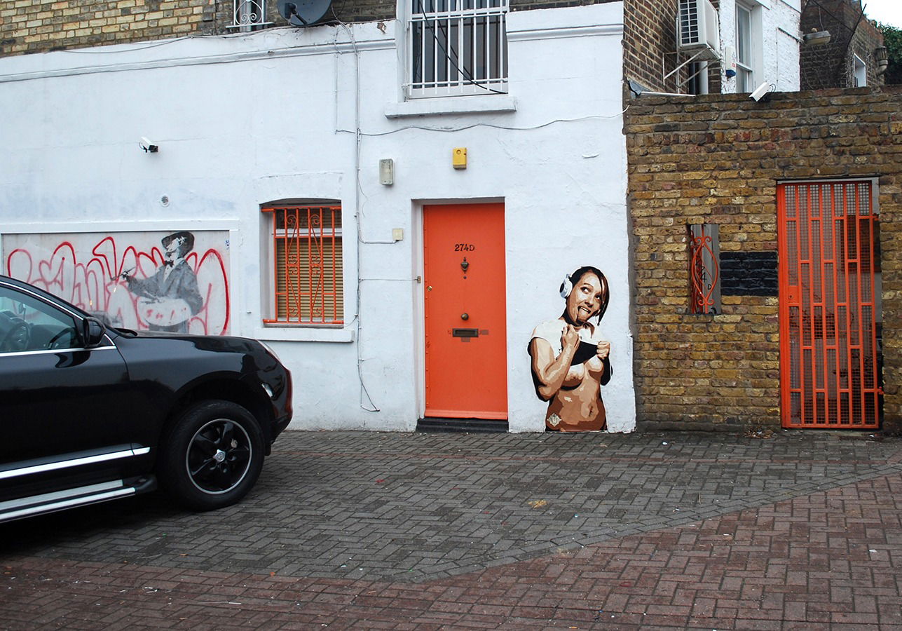Graffiti Street Art in Londres - Photo by ZALEZ - zalezlondonUkboobslibertyagainstcanseorshipstreetartstencil (2011)