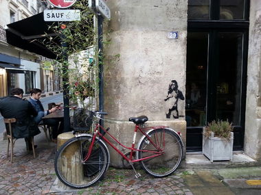 Graffiti Street Art in Bordeaux - Photo by ZALEZ - zalezstencilpochoirwomangirlblackwallstreetart (2014)