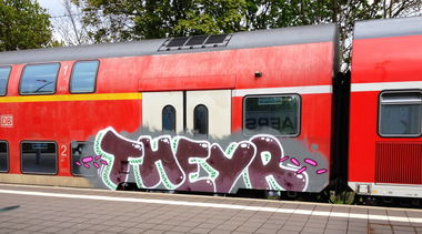 Graffiti Train - Photo by ZUGZWANG - theyr (2017)