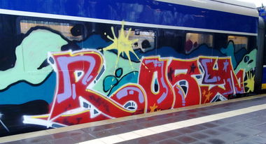 Graffiti Train - Photo by ZUGZWANG - rosy, bremerhaven, 27 (2015)