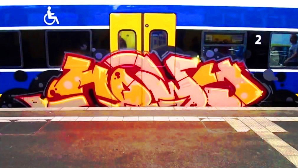 Graffiti Train - Photo by ZUGZWANG - howy