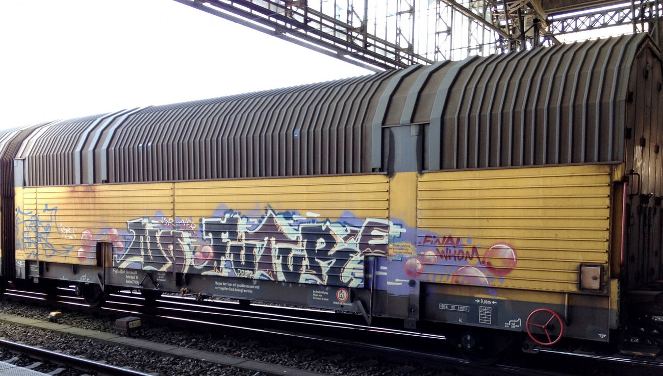 Graffiti Train - Photo by ZUGZWANG