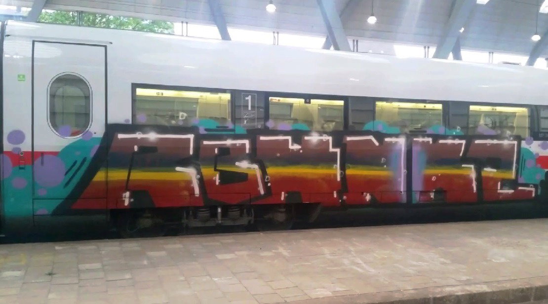 Graffiti Train - Photo by ZUGZWANG (2015)