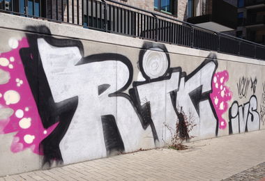 Graffiti Bombing - Photo by ZUGZWANG - ric