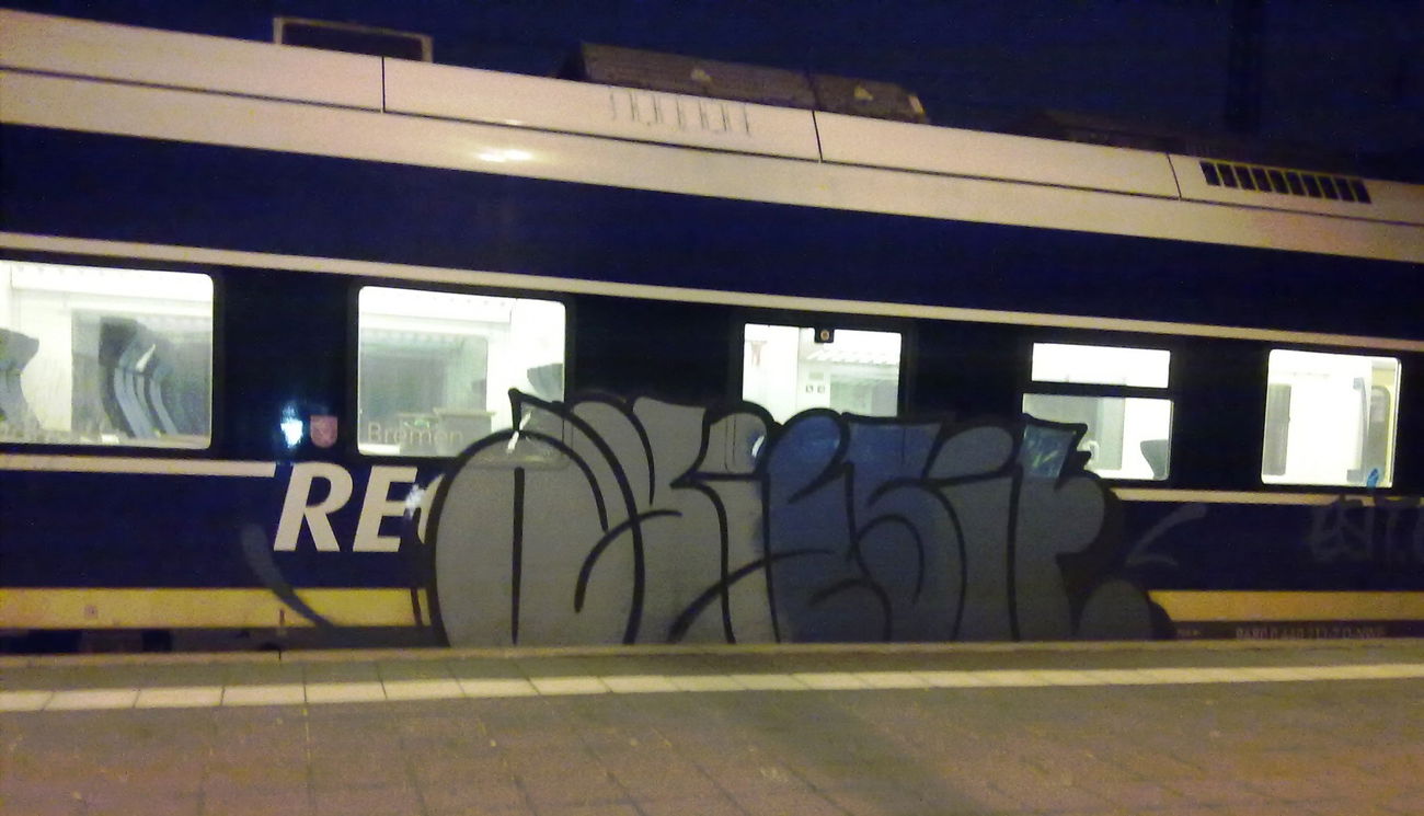 Graffiti Train - Photo by ZUGZWANG - esit (2016)