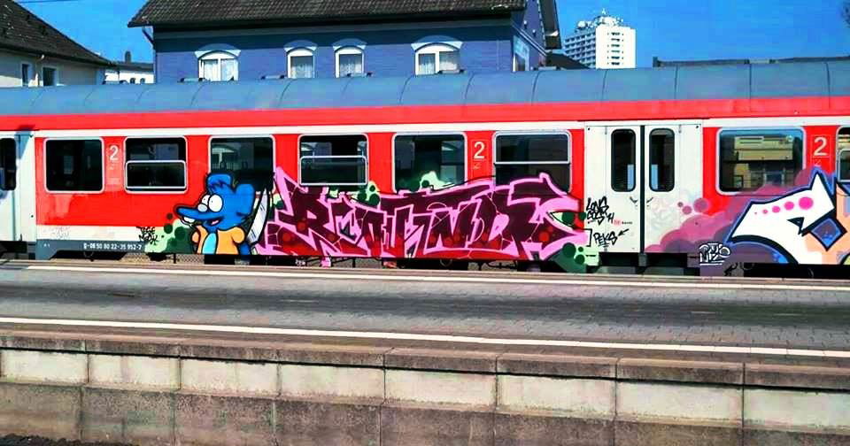 Graffiti Train - Photo by ZUGZWANG - round