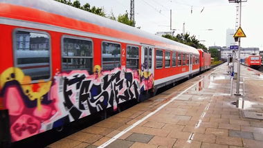Graffiti Train - Photo by ZUGZWANG - faster, cos, hamburg