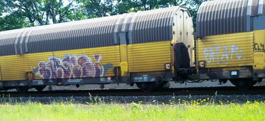 Graffiti Train - Photo by ZUGZWANG - burns