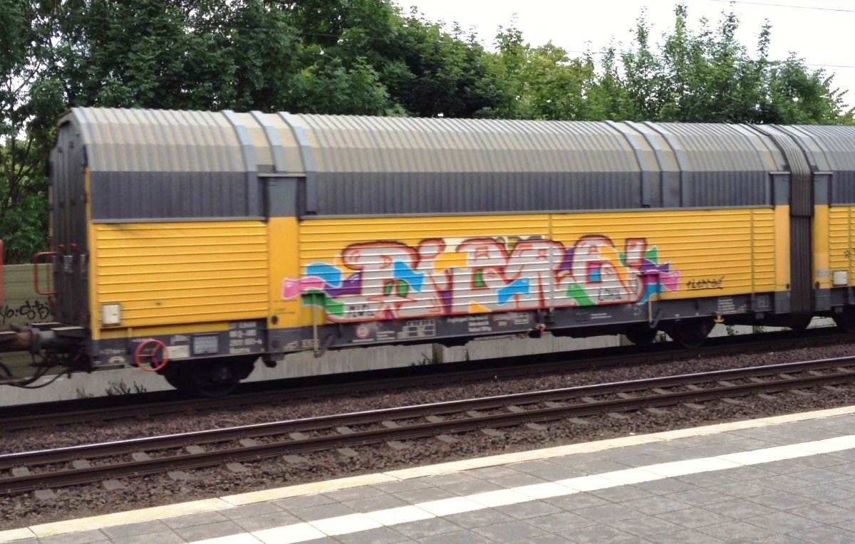 Graffiti Train - Photo by ZUGZWANG