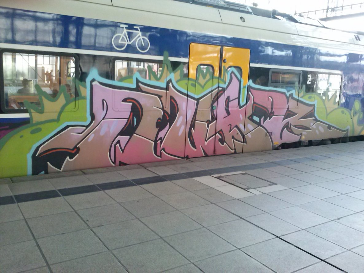 Graffiti Train - Photo by ZUGZWANG - bremen, hbf (2014)