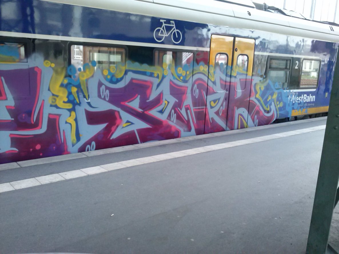 Graffiti Train - Photo by ZUGZWANG - bremen, hbf (2014)