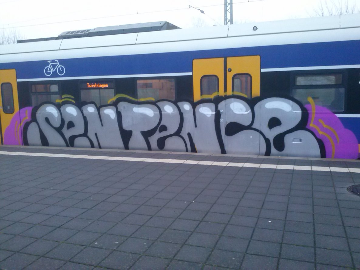 Graffiti Train - Photo by ZUGZWANG - sentence, bremerhaven, 27 (2014)