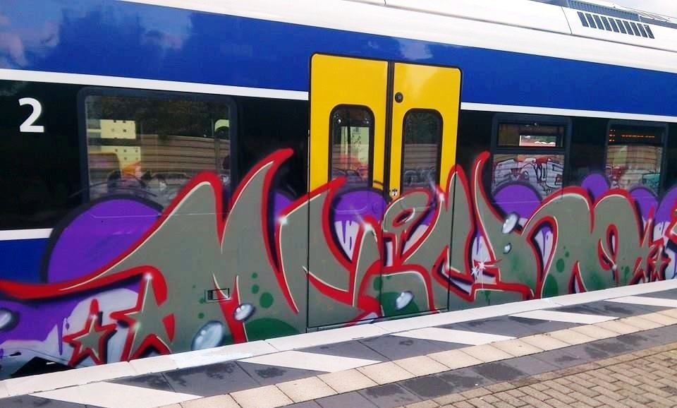 Graffiti Train - Photo by ZUGZWANG - macho