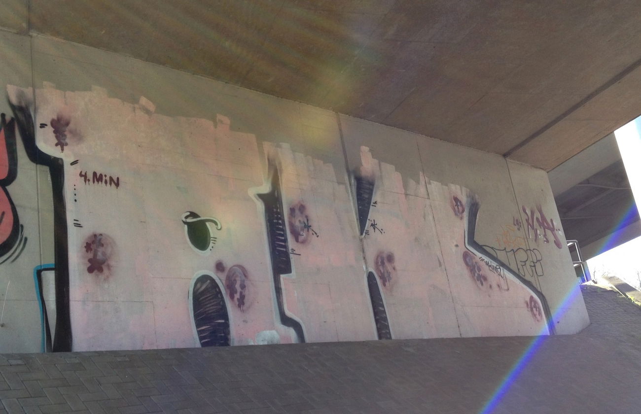 Graffiti Bombing - Photo by ZUGZWANG - ak