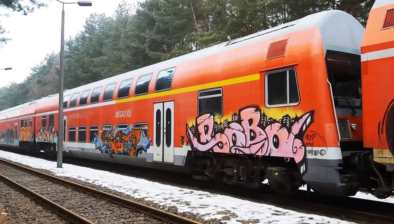 Graffiti Train - Photo by ZUGZWANG - robo
